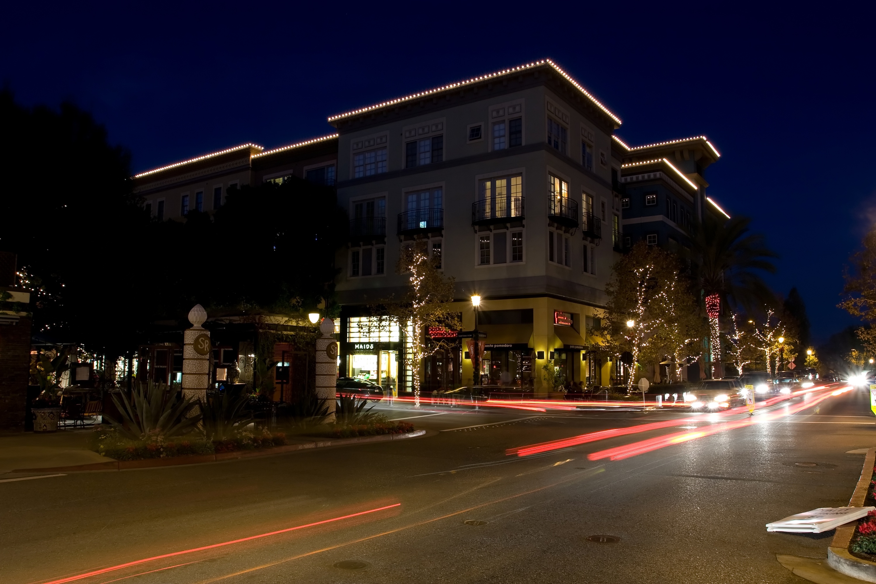 Christmas lights on a commercial building - Window Ninjas offers holiday lighting installation for businesses in our local area.