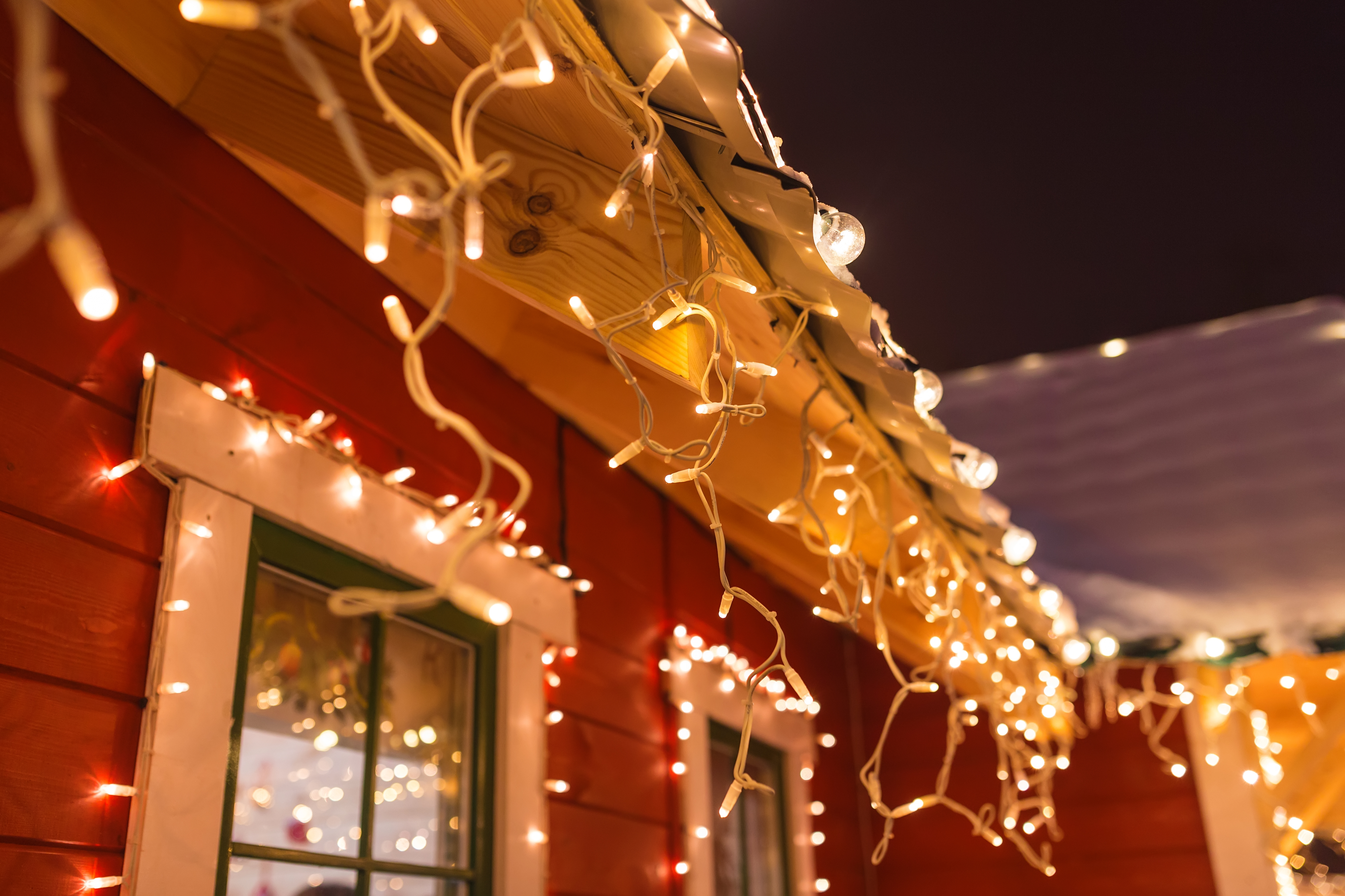 A picture of beautiful string lights on a roof - Window Ninjas, best for outdoor christmas lights installation in Greenville, NC.