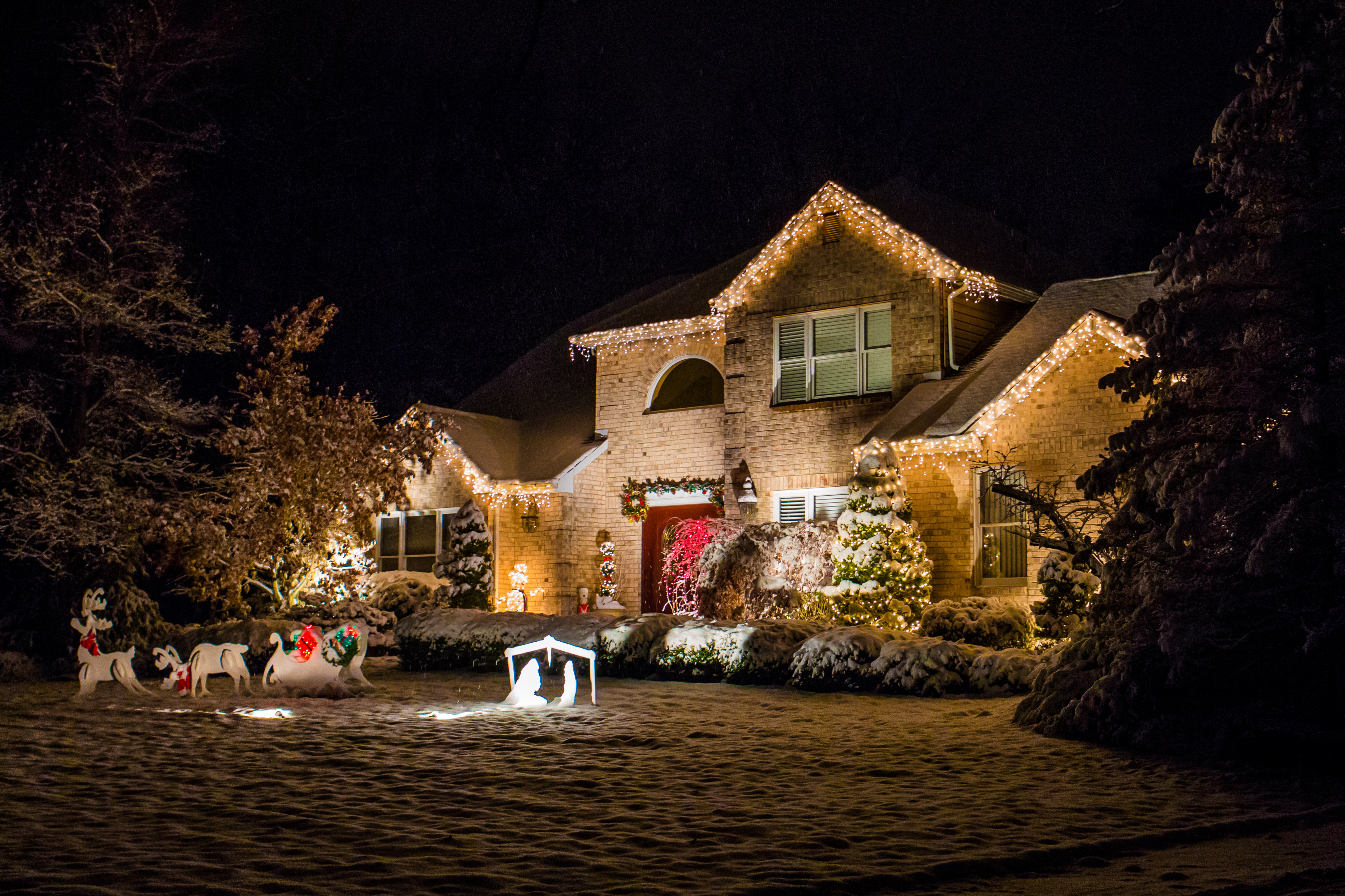 Home holiday lighting installed by Window Ninjas.